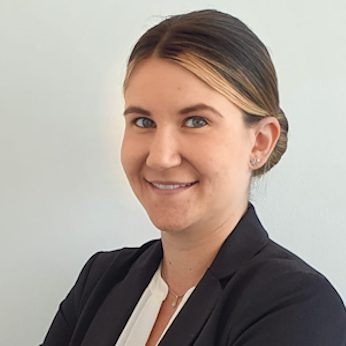 Rechtsfachwirtin und zertifizierte Unfallsachbearbeiterin der Kanzlei HÖLLBACH Rechtsanwälte, Melanie Zehetbauer, freundlich lächelnd. 