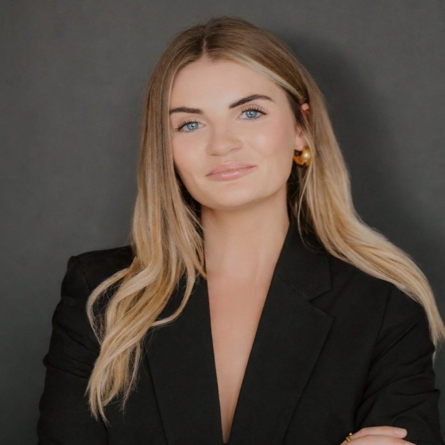 Rechtsanwaltsfachangestellte der Kanzlei HÖLLBACH Rechtsanwälte, Eva Scheidler, freundlich lächelnd. 